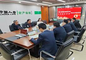 几个人在桌子前中度可信度描述已自动生成